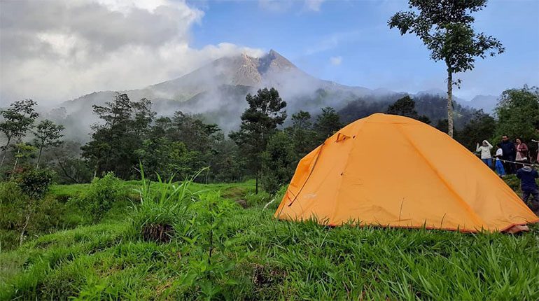 Bukit Klangon, Spot Camping Seru Dengan Pemandangan Latar Belakang Lava Pijar